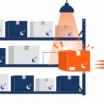 倉庫の棚に積み上がった塩漬け在庫の中で、1つの商品にスポットライトが当たり動き出すイメージ